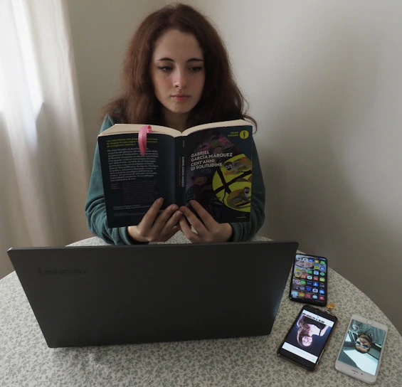 A person reading an ebook titled 'Como ganhar dinheiro com IA em 2026' on a tablet, surrounded by futuristic digital icons.