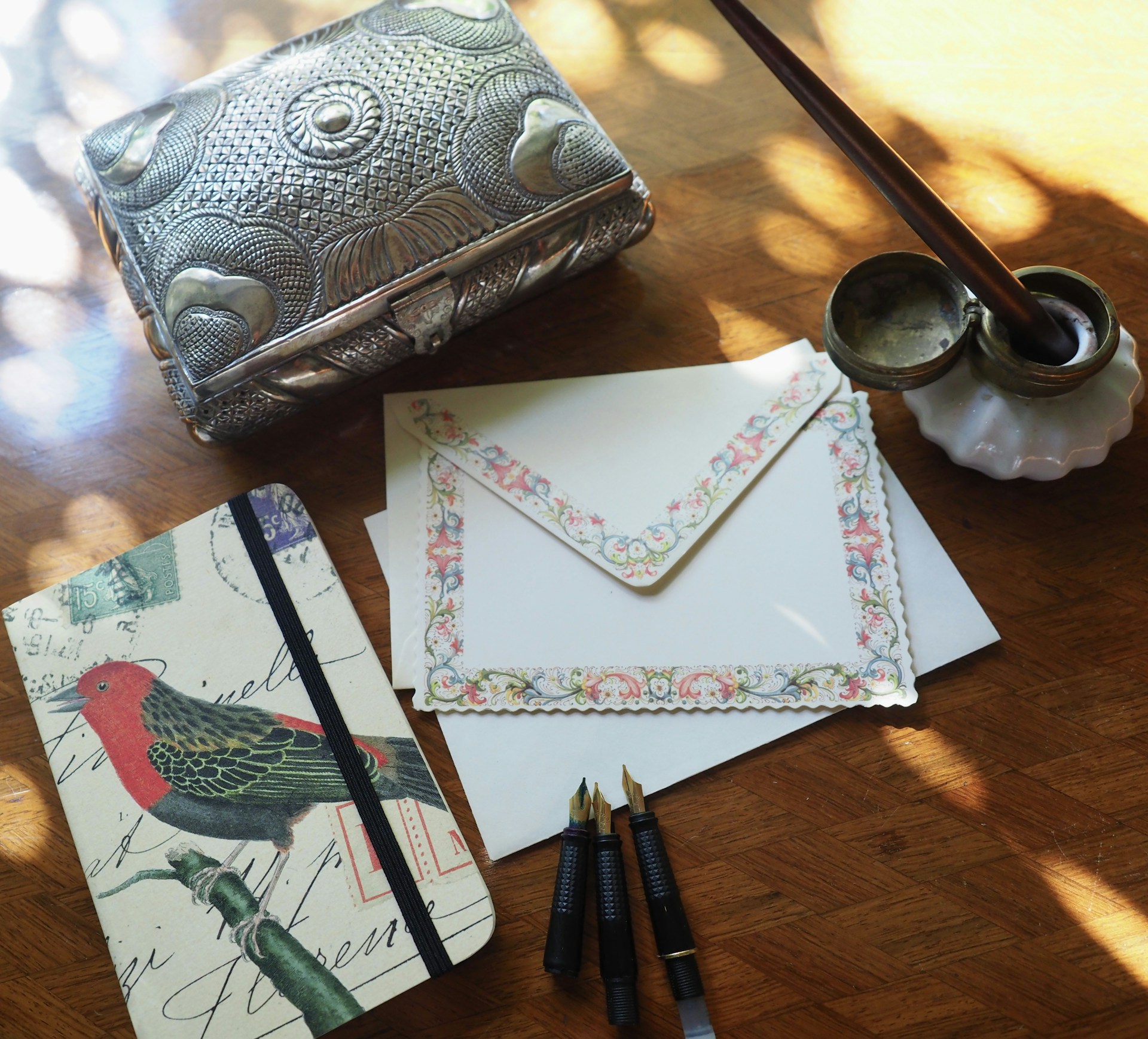 gray computer monitor