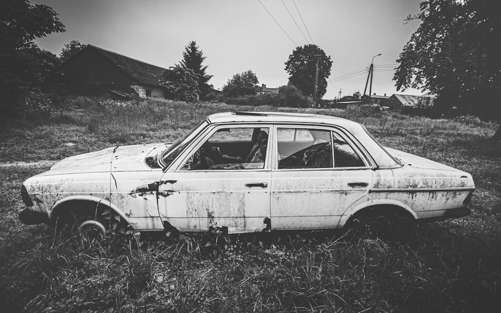 Photo en niveaux de gris d’une voiture ancienne