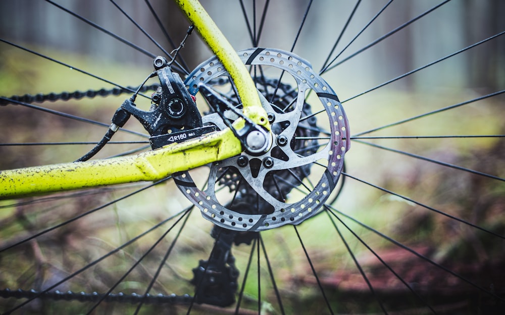 roda de bicicleta amarela com pneu