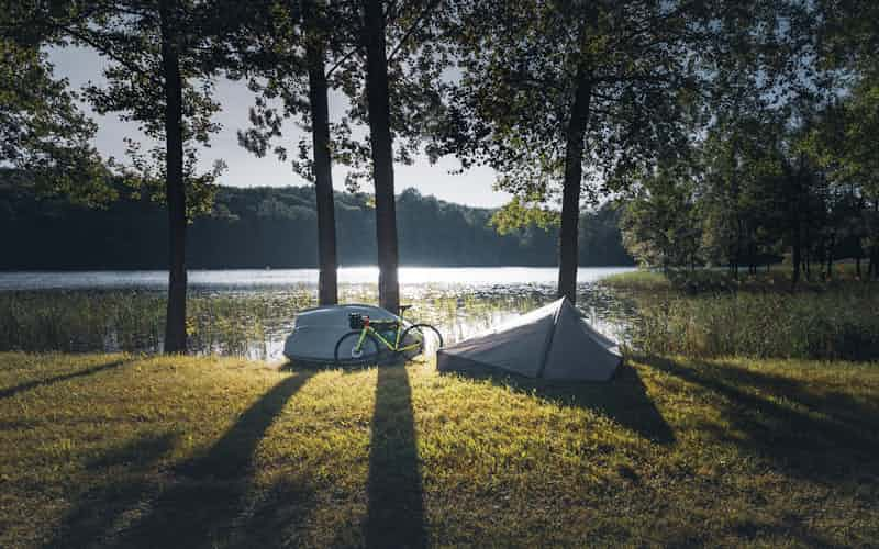 Cykel ved siden af telt på cykelferie.