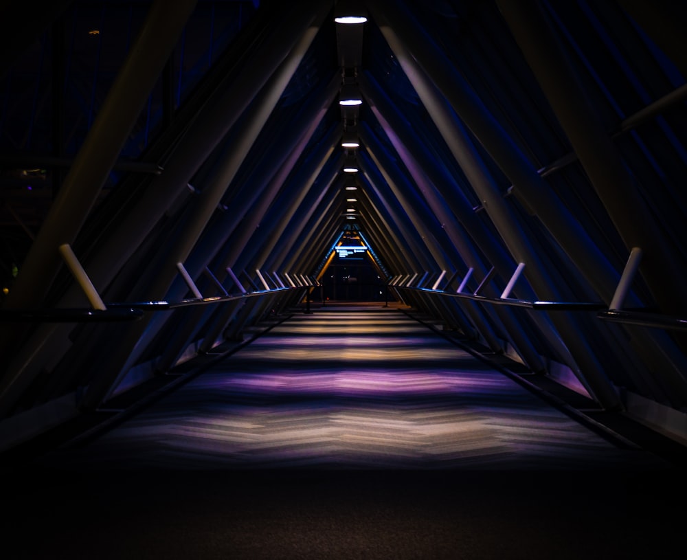 Luz azul en el túnel durante la noche