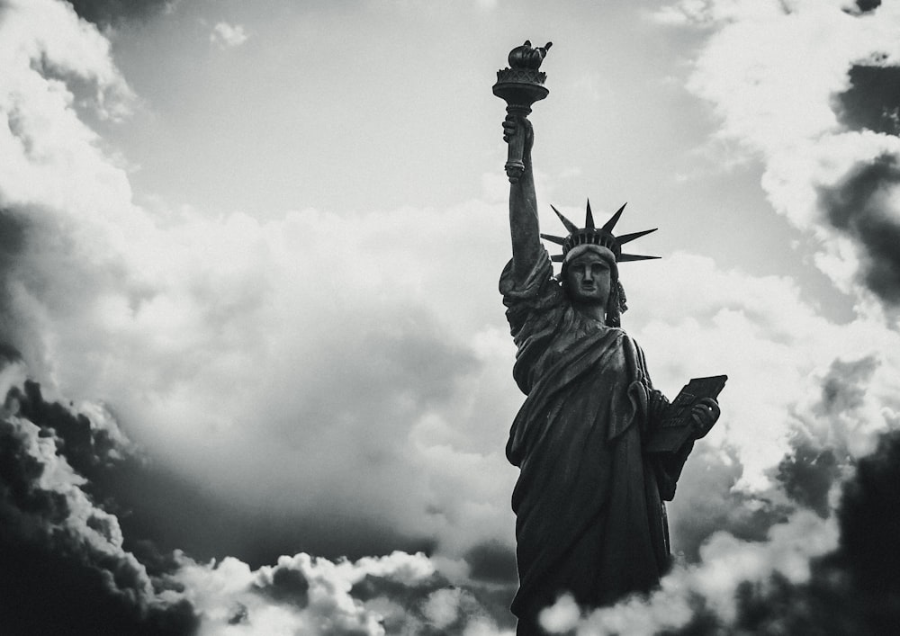 foto em tons de cinza da estátua da liberdade