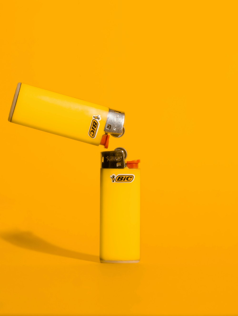 ein gelbes Feuerzeug, das auf einer gelben Oberfläche sitzt