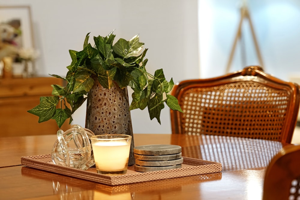 tasse en verre transparent avec liquide jaune sur table en bois brun