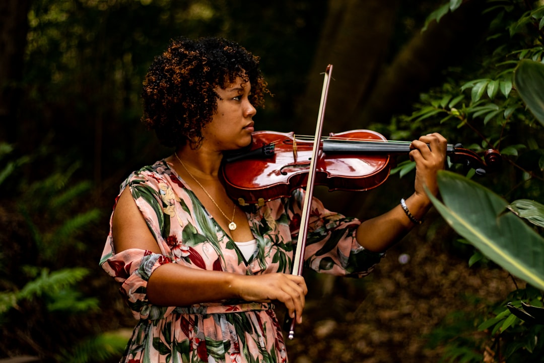 woman playing violin during daytime