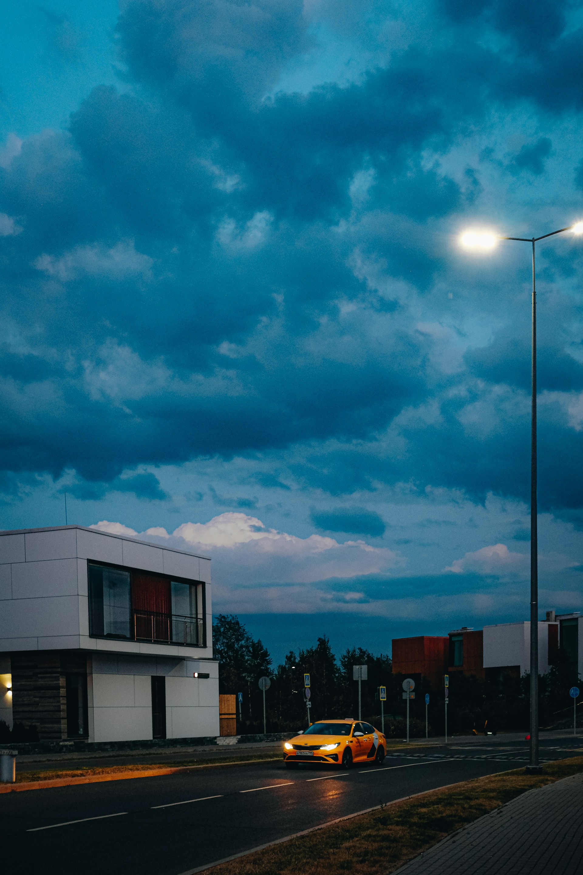 gray computer monitor