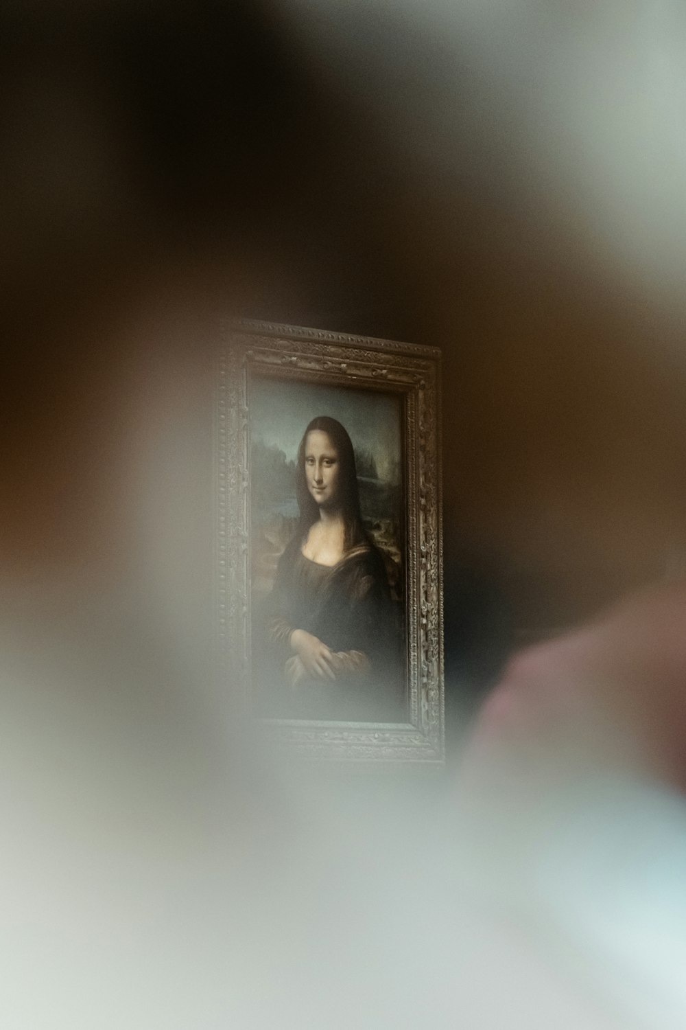 Una foto sfocata di un dipinto di una donna