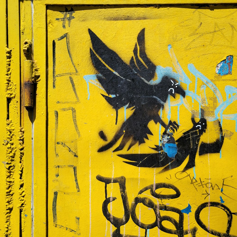 eine gelbe Tür mit einigen Graffiti darauf