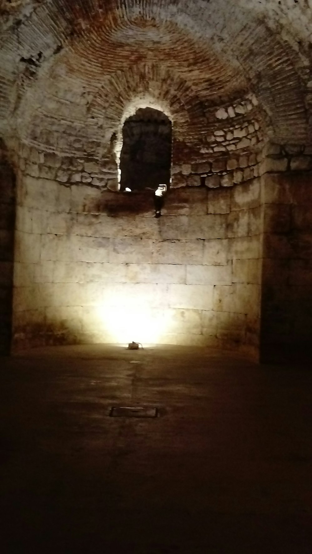 Ein Licht scheint durch ein Fenster in einem alten Backsteingebäude