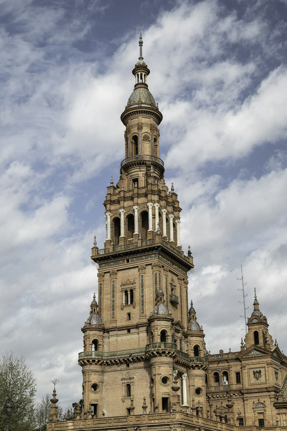 ein großes Gebäude mit einem Turm