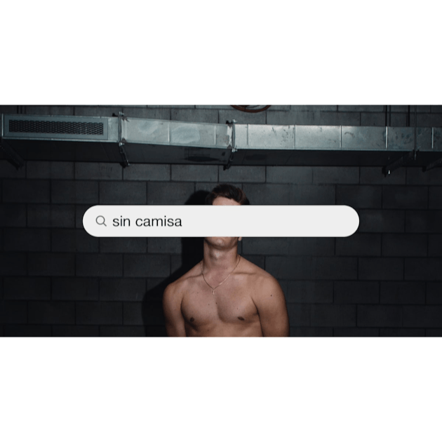 Foto Un hombre sin camisa sosteniendo una toalla en un gimnasio – Imagen  Masculino gratis en Unsplash