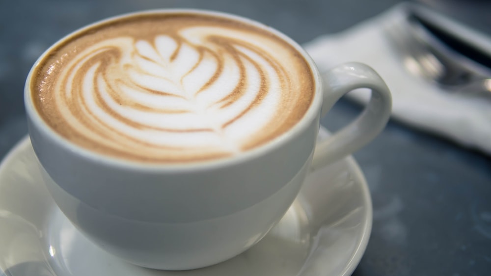 café au lait dans une tasse en céramique blanche