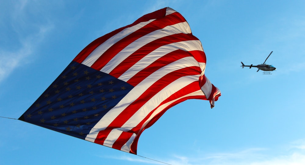 Bandera y helicóptero de EE.UU. durante el día