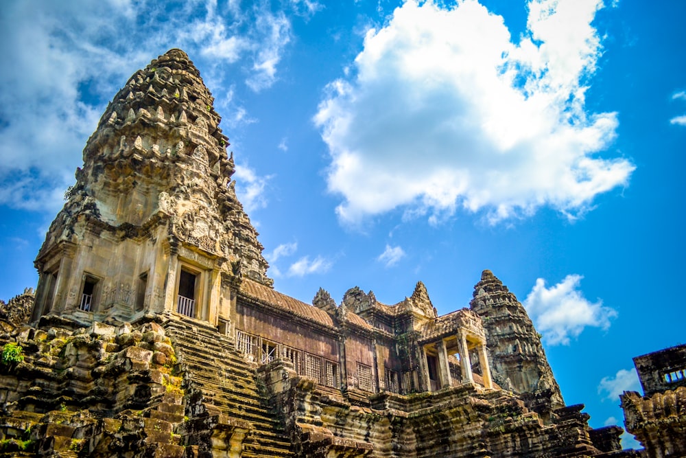 foto de baixo ângulo do templo antigo