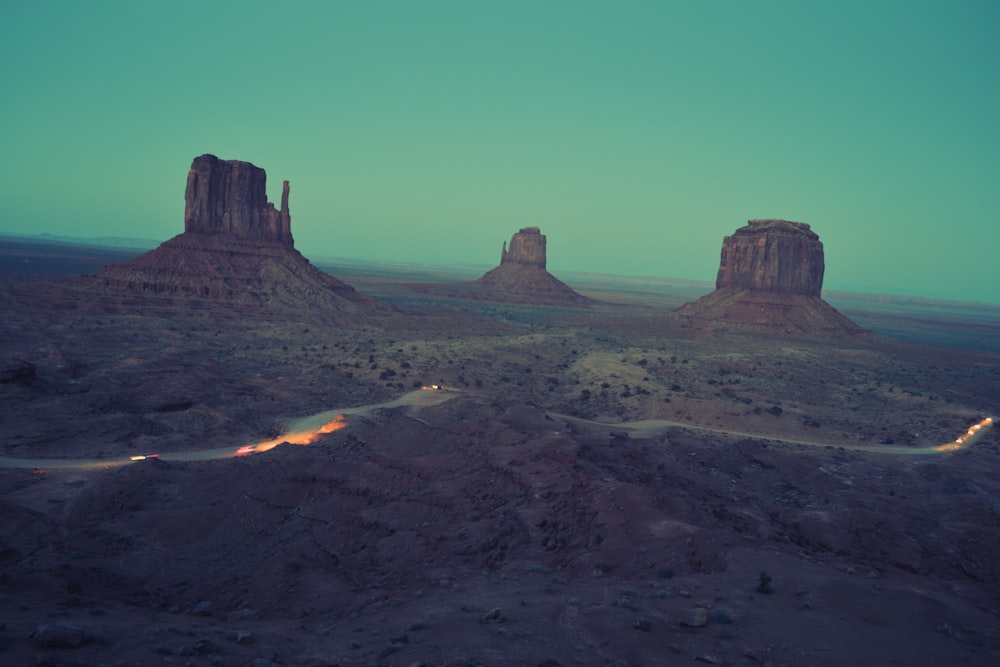 Montanhas do deserto marrom durante o dia