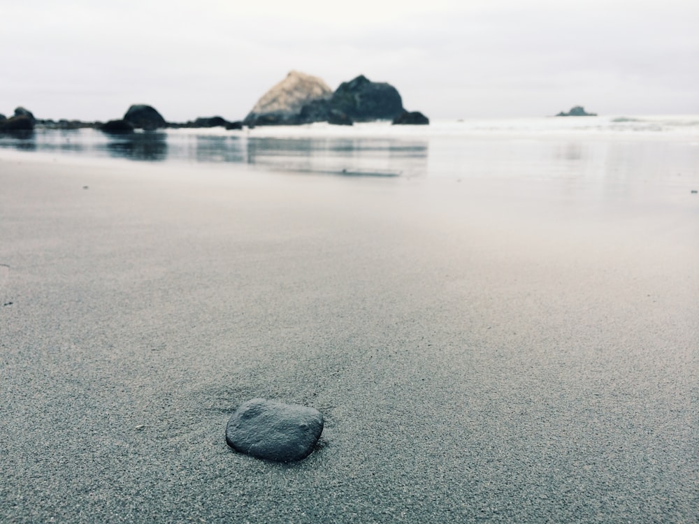 Piedra negra en la costa