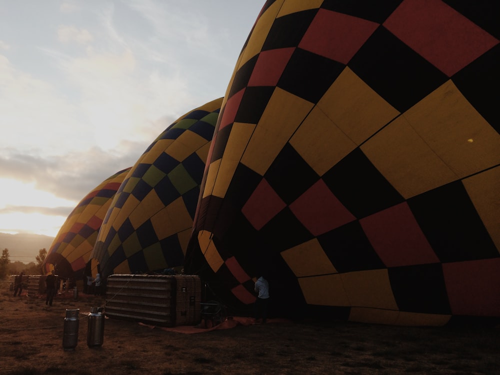 Trois montgolfières multicolores gonflées sur le terrain