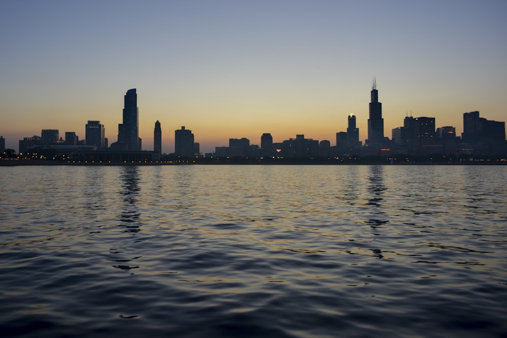 Silueta del horizonte de la ciudad cerca del cuerpo de agua