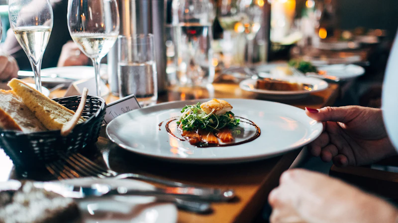 US Restaurant Tipping Laws 2025: Tip Credits, Tip Pools, and Payroll Compliance