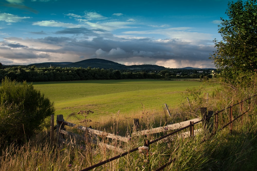 fotografia de paisagem de montanhas sob céu nublado