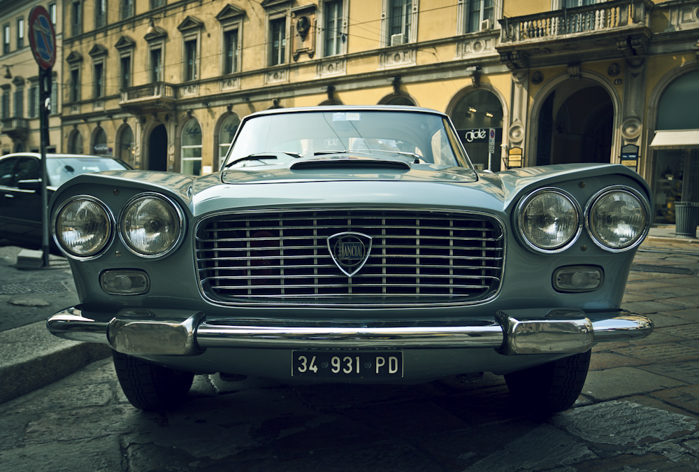 Photo de voiture classique bleue