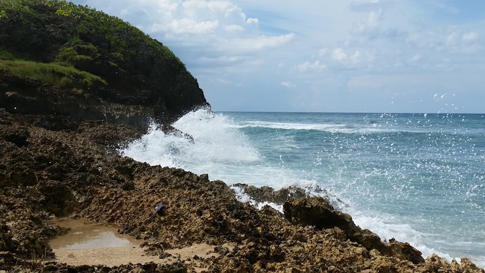 onde del mare che si infrangono sulla riva rocciosa