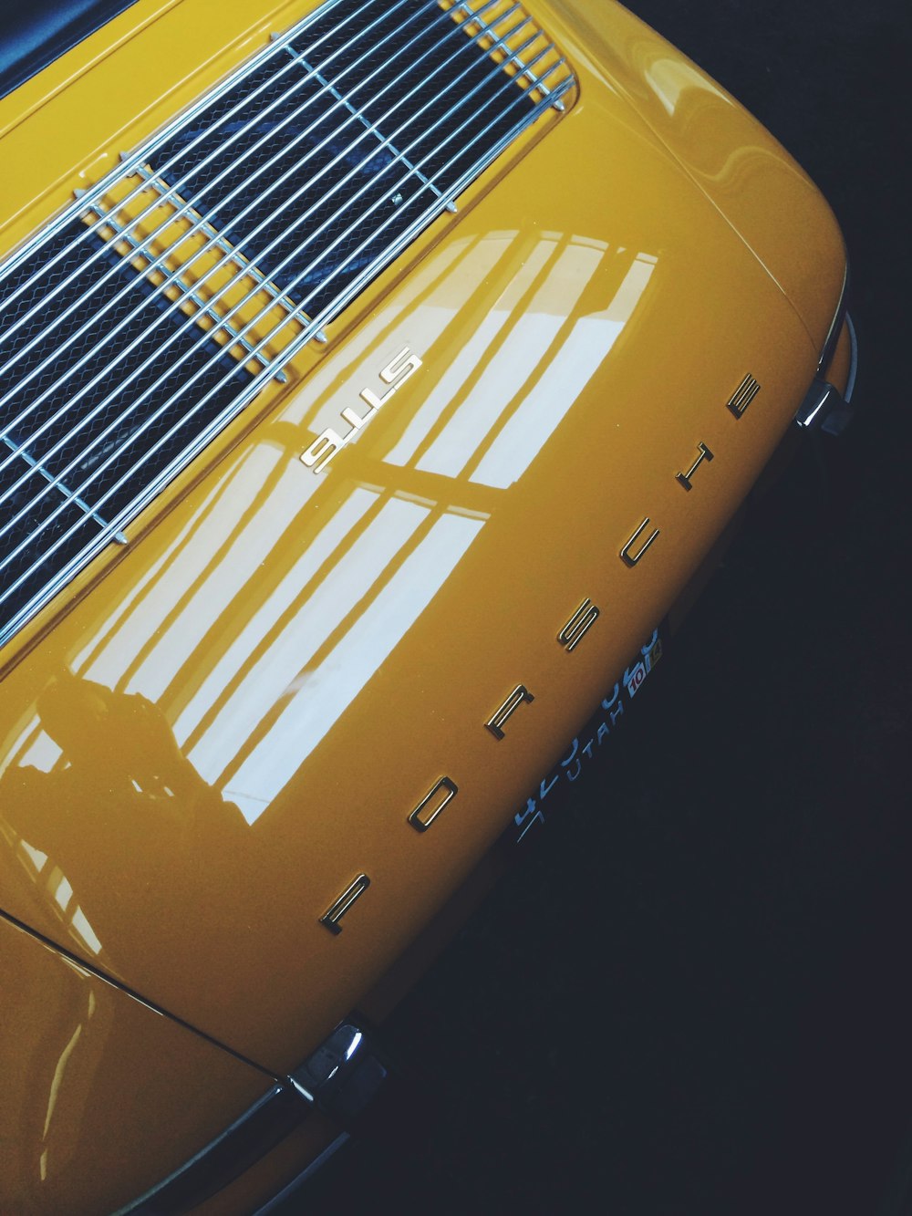 Vehículo Porsche amarillo y negro