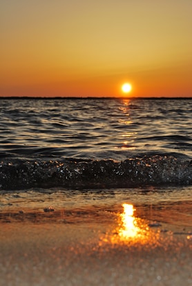 body of water wave photo during golden time