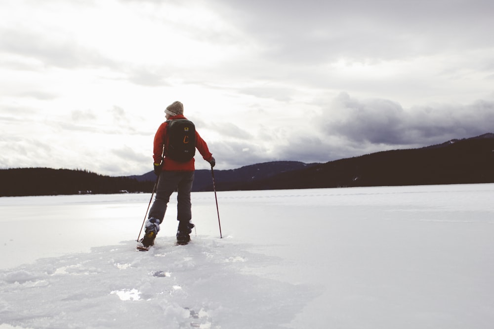 hombre de pie sobre una superficie cubierta de nieve
