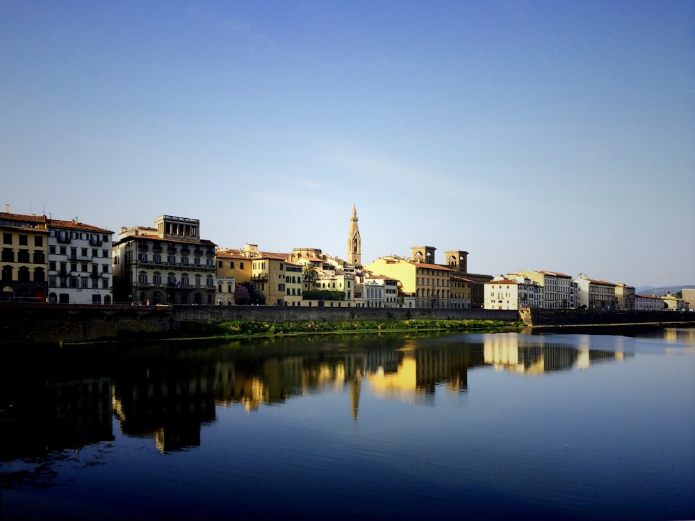 edifici beige vicino a un grande specchio d'acqua