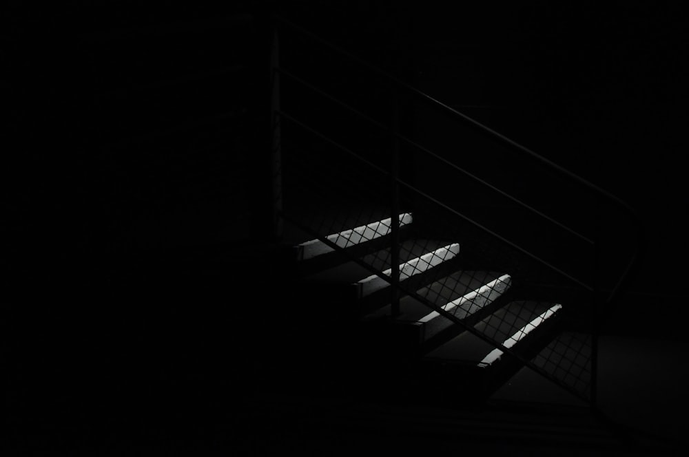 Photographie en basse lumière d’un escalier en noir et blanc