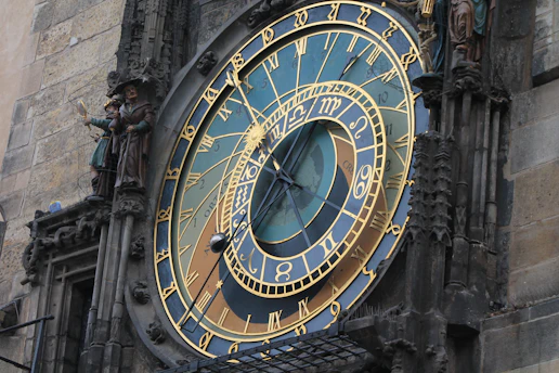 A detailed calendar marked with renovation deadlines and Saint-Malo landmarks in the background.