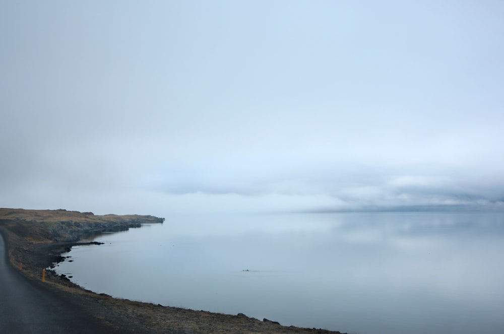 Montañas cerca del cuerpo de agua