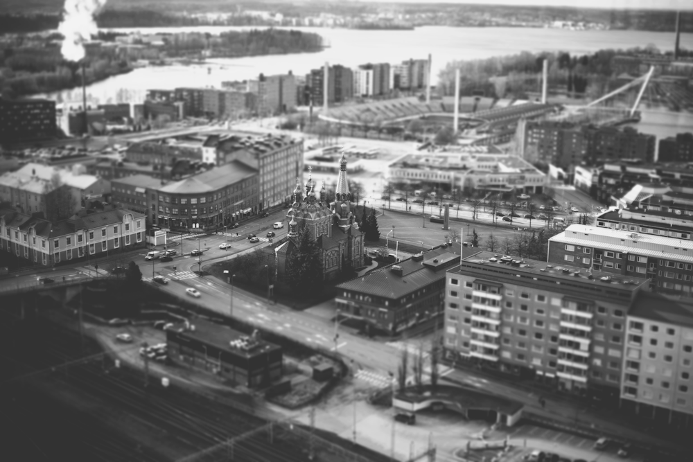 Foto de vista panorâmica em escala de cinza da paisagem da cidade