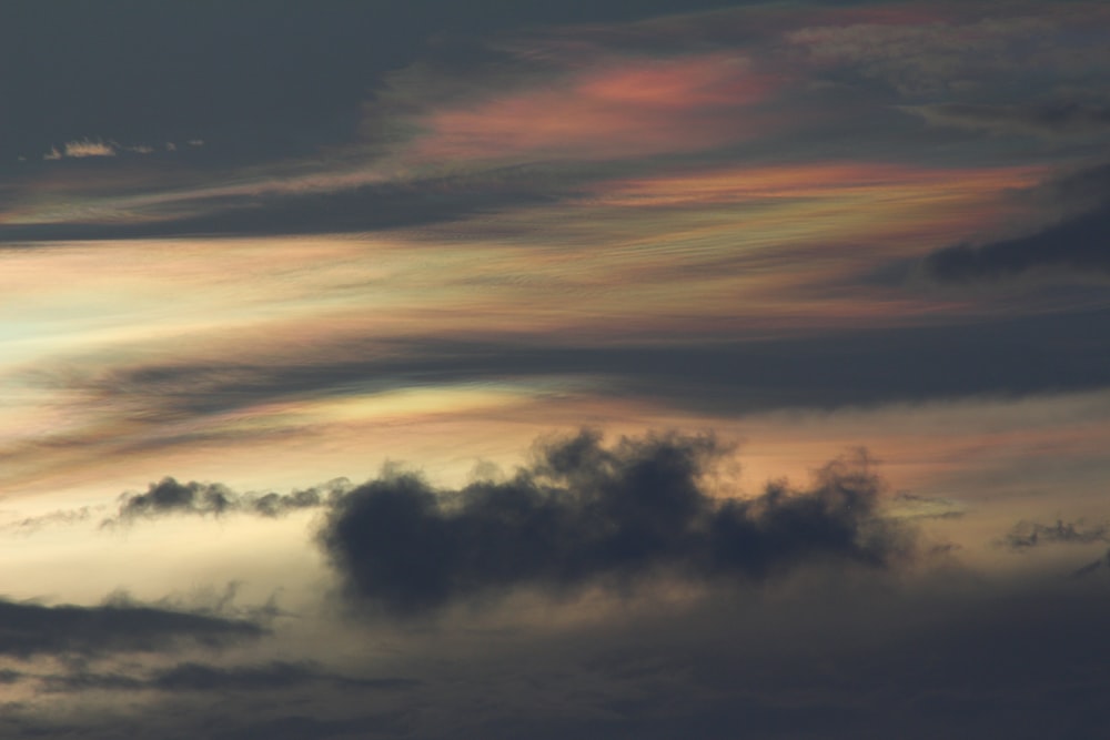 cielo arancione e nuvole nere