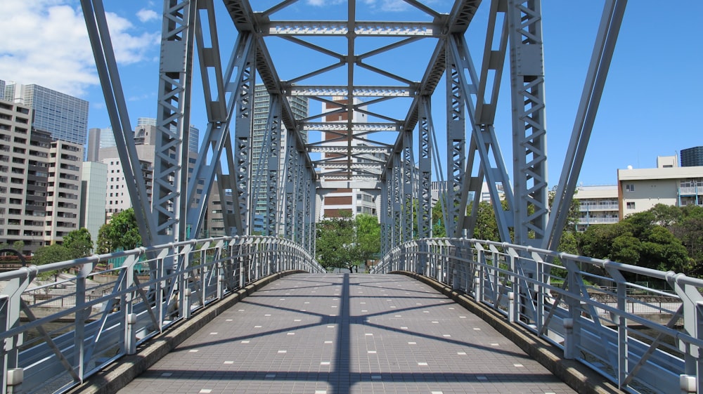 graue Hängebrücke