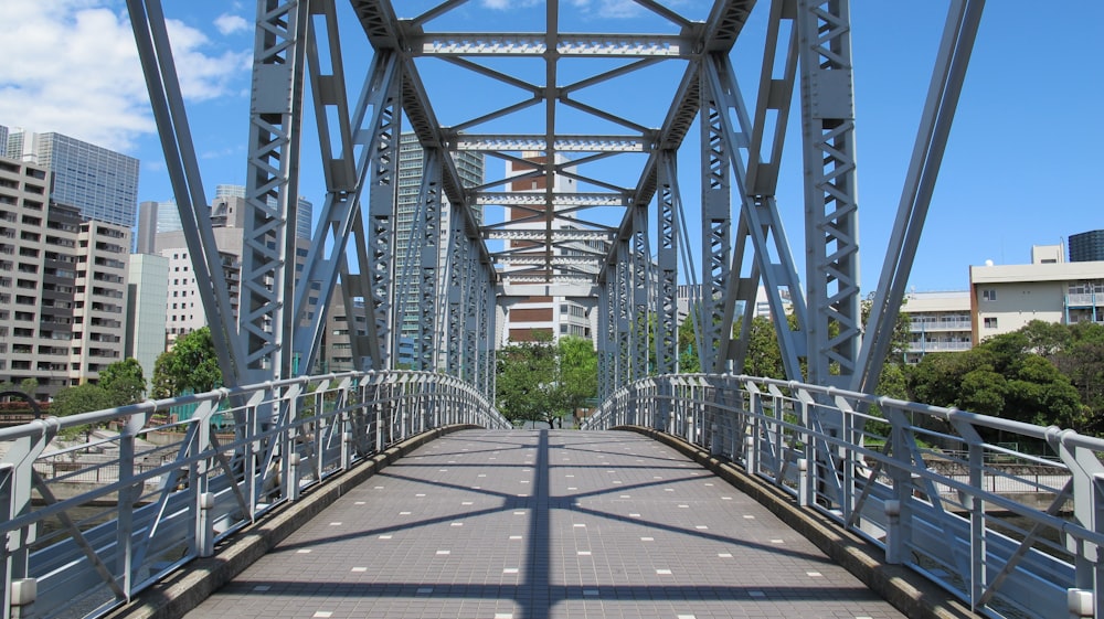 灰色の吊り橋