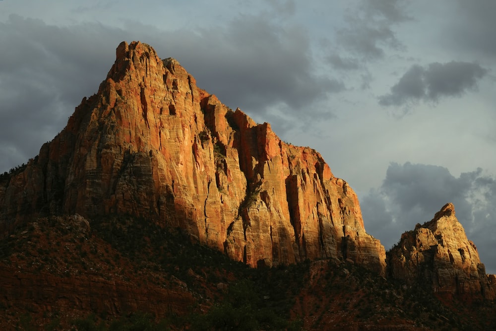 Brauner Berg unter grauem Himmel