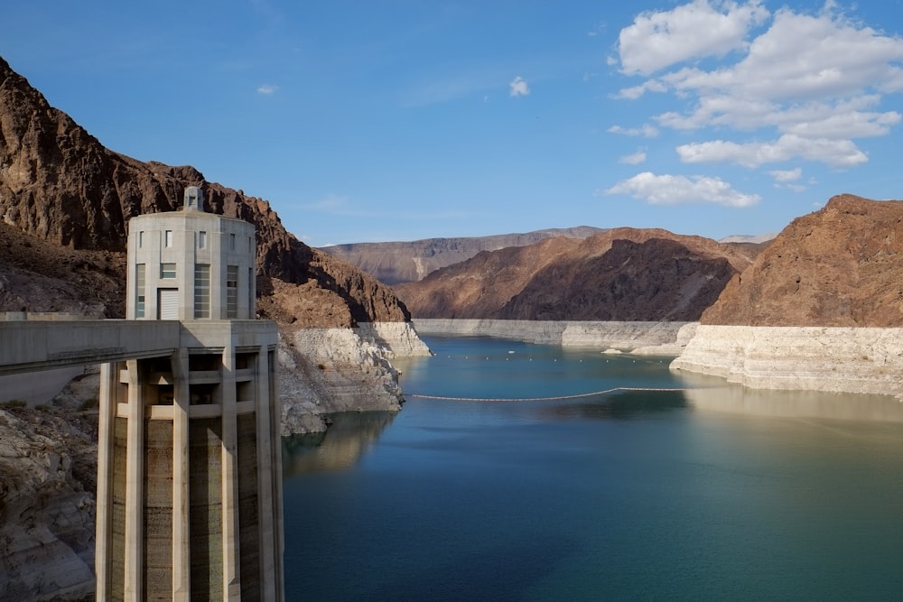 Cuerpo de agua cerca de montañas