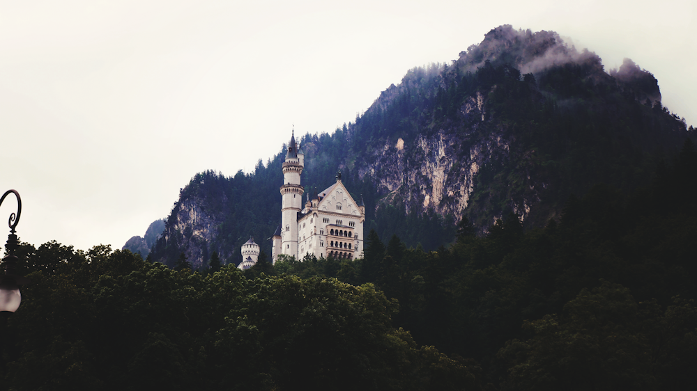 château en béton blanc au sommet de la montagne