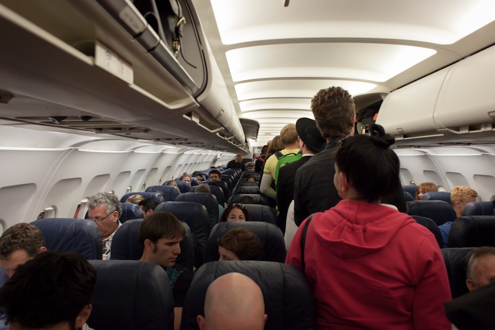 grupo de personas en avión de pasajeros