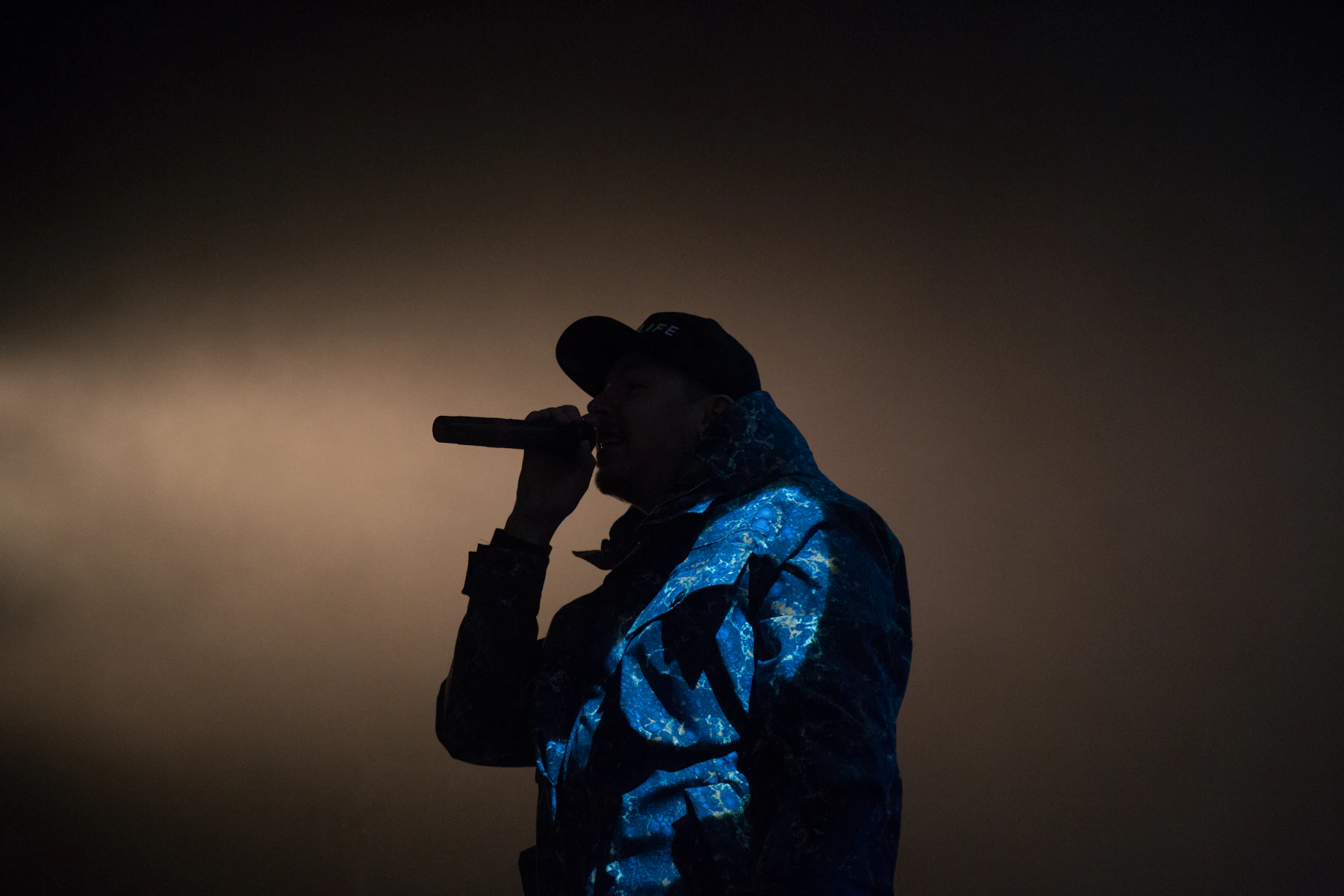 Sahne ışıkları altında rap performansı