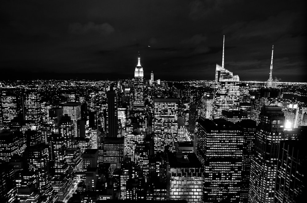 Edificio de la ciudad durante la noche Foto