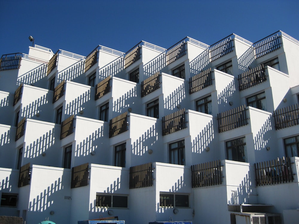 Casas de hormigón blanco bajo el cielo azul