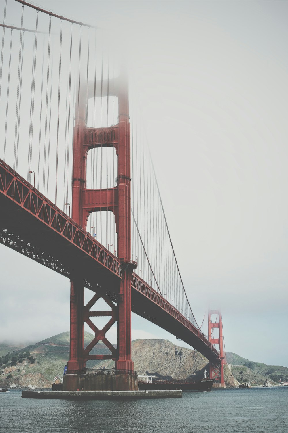 Golden Gate Bridge unter blauem Himmel bei Tag