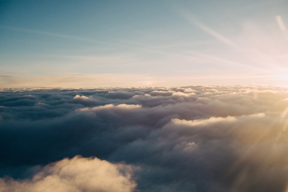 foto a volo d'uccello di nuvole bianche