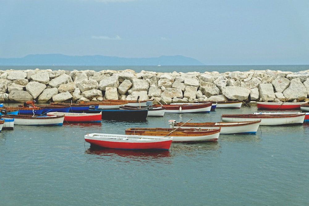 Les bateaux accostent près des rochers