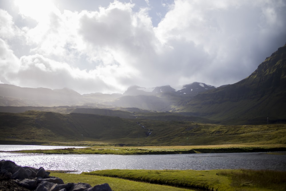 photographie de paysage de plan d’eau près de la montagne