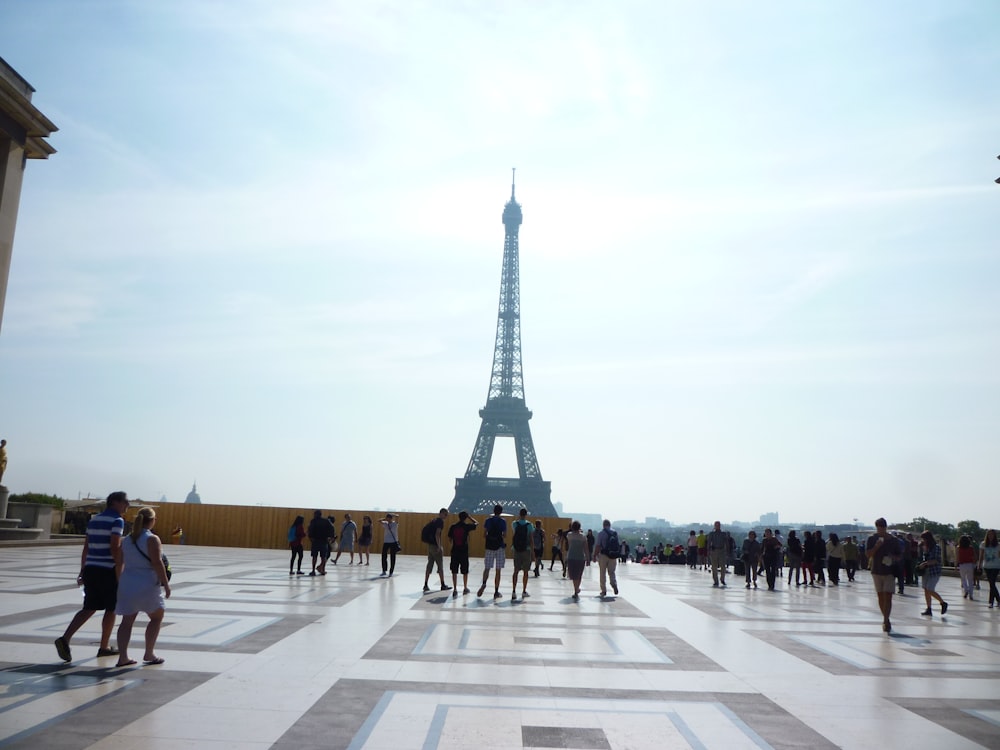 grupo de pessoas perto da Torre Eiffel